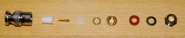 Abbildung 2: Anordnung der Steckerbestandteile in der Reihenfolge ihrer
Montage. Die rechten Komponenten werden zuerst auf das Kabel gesteckt.