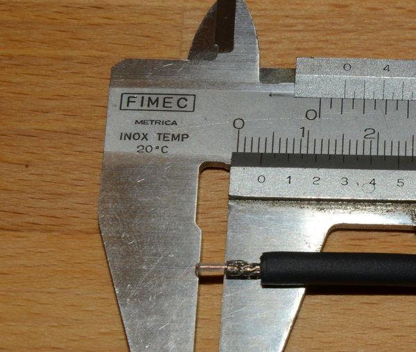 Abbildung 9: Die Länge des abisolierten Innenleiters soll ca. 3.5 mm betragen.