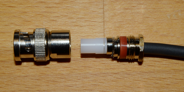Abbildung 15: Der Stecker wird mit dem zweiten Isolatorteil vervollständigt. Anschließend wird der BNC-Stecker zusammengeschraubt und es muss noch einmal kontrolliert werden, dass es keine Verbindung zwischen dem Innenleiter und der Abschirmung gibt.